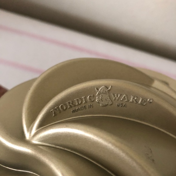 Nordic Ware Heritage Loaf Cake baking pan - Picture 7 of 9